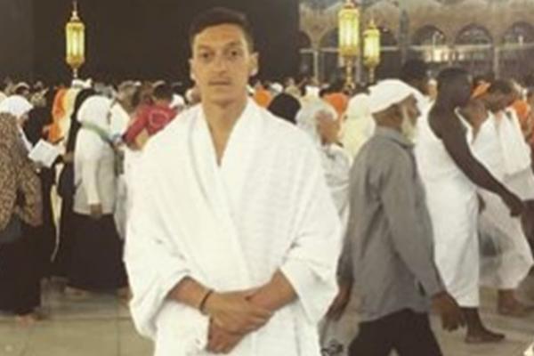 Ova Ozilova fotka sa odmora ima 2 miliona lajkova na Fejsbuku! (FOTO)