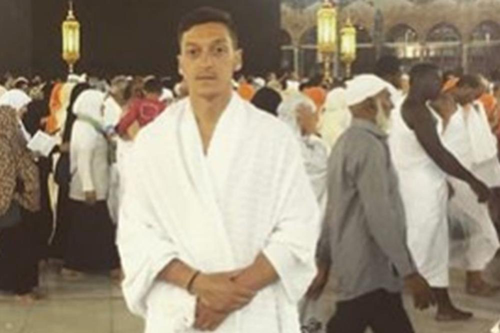 Ova Ozilova fotka sa odmora ima 2 miliona lajkova na Fejsbuku! (FOTO)