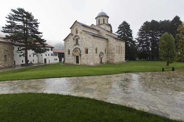 Ne poštuju ni zakon, ni boga! Albanci ne daju zemlju manistiru Dečani! (VIDEO)