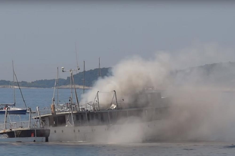 KOD POZNATOG LETOVALIŠTA NA JADRANU IZGORELA JAHTA: Jedan čovek je MRTAV!