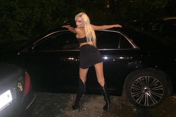 A za raspust je slobodna: Atina Ferari završila sa maturantima, a evo koliko ih je prošetala i šta su dobili za 400e! (FOTO)