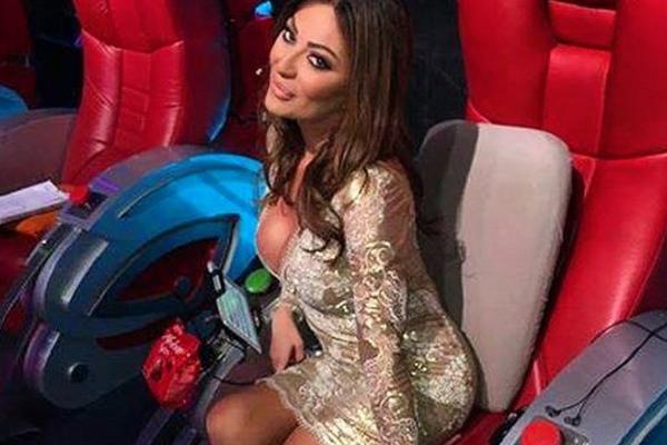 Samo joj bič fali: Ceca kao domino dama! Postidela bi i Anđelu Vešticu! (FOTO)