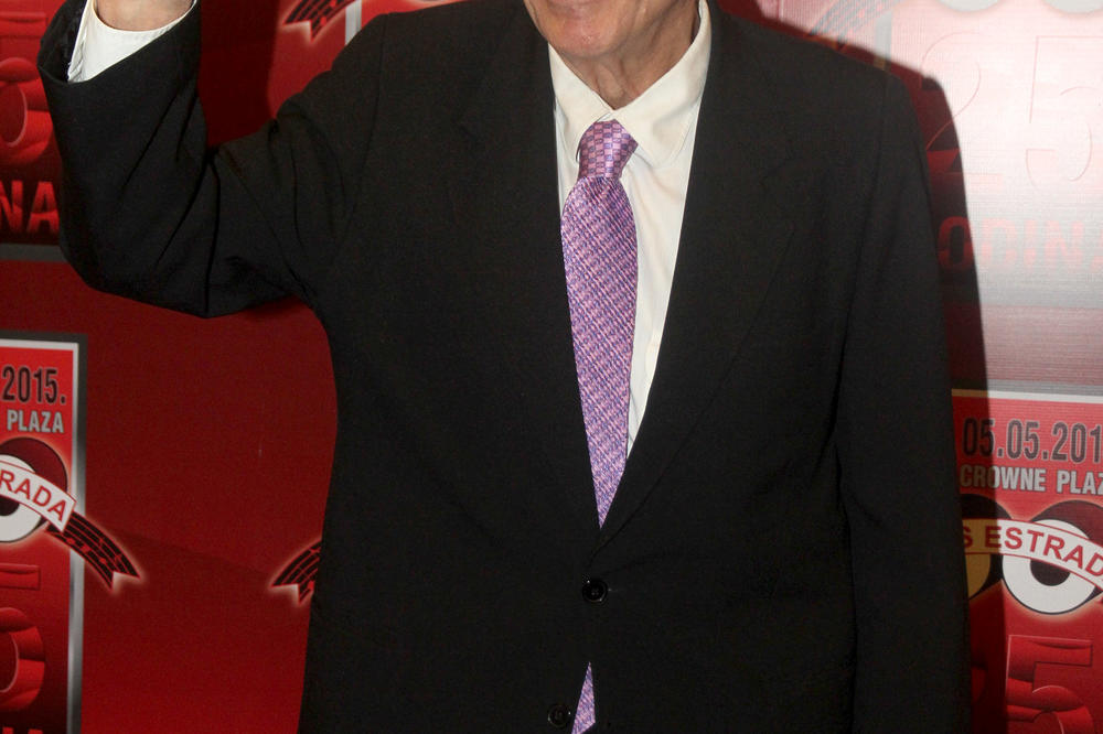 NAKON VESTI DA SE OŽENIO U 84.GODINI OGLASIO SE ČUVENI PEVAČ! Tozovac je imao samo OVO da poruči!