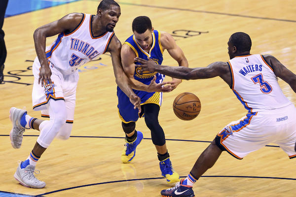 Pa kakva je ovo odbrana? Karija tuku i vuku sa svih strana! (VIDEO)