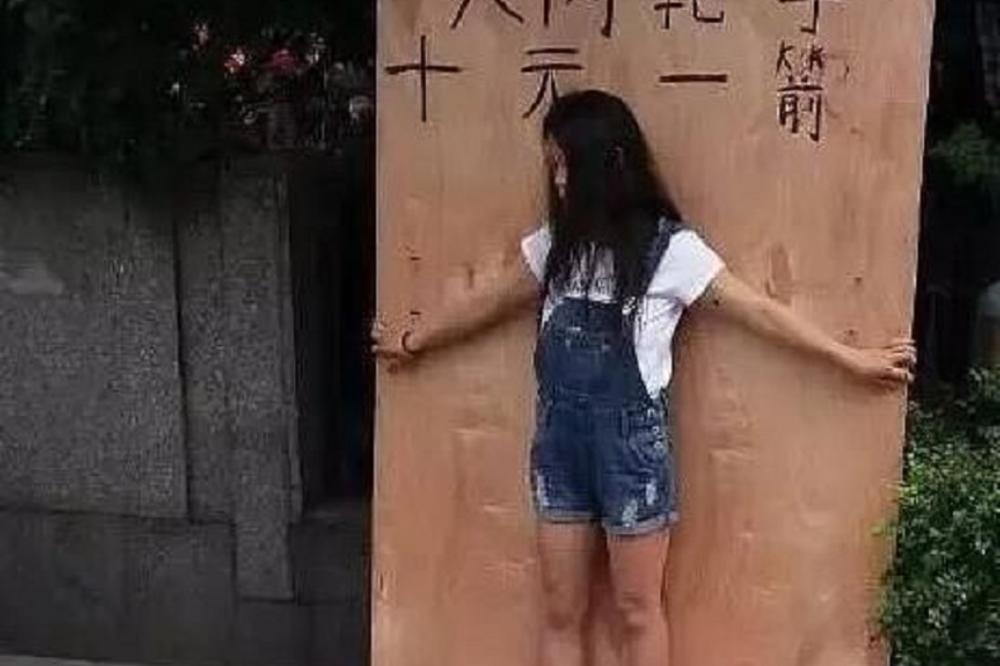 Devojka je pristala da bude živa meta prolaznicima, a kad čujete zašto, divićete joj se (FOTO)