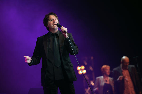 PEVAČ DOBIO PRE 8 MESECI ĆERKU SA 25 GODINA MLAĐOM STUDENTKINJOM: Dao joj IME OD 2 SLOVA, a konačno ih je i POKAZAO