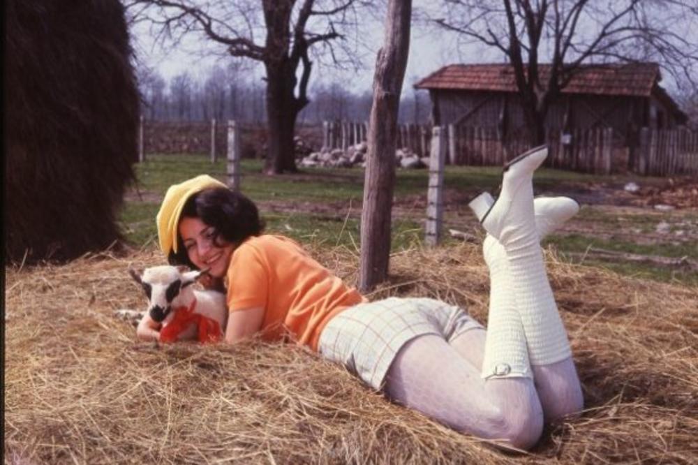 ZBOG LJUBAVI HTELA DA SE OBESI U ŠTALI! PEVAČICI MAJKA BRANILA VEZU: Ni njegovi roditelji nisu voleli nju!