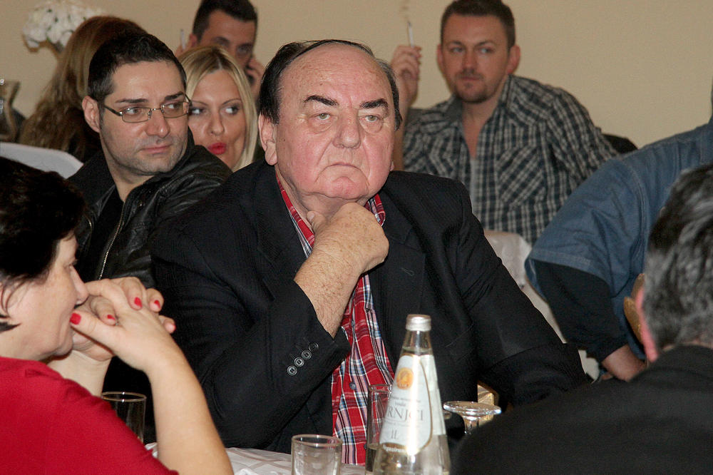 NE MOŽE DA SE POMIRI SA GUBITKOM: Sahranjena SUPRUGA Bore Drljače! Pevač u SUZAMA!