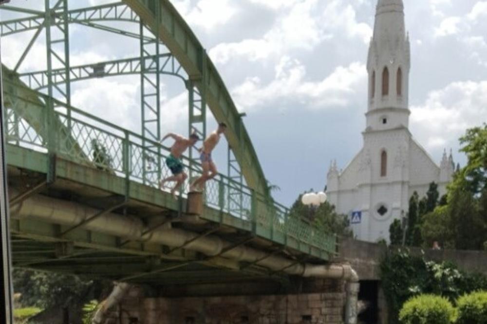 Kakvi ludaci! Maturanti u ZR skaču sa mosta! (FOTO)