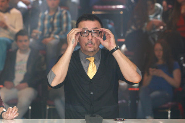 KEBA ČUDNOM ENERGIJOM LEČI LJUDE: Glavobolja, depresija, sve rešava dodirom i menja SVEST