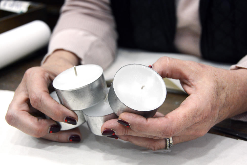 NAPRAVITE SAMI SVEĆU KOJA ODBIJA KOMARCE: Insekti ne podnose ovaj miris koji je ljudima prijatan!