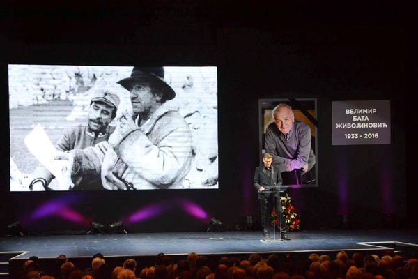 Oproštaj od Valtera: Bio je naš filmski vitez! Nekada mladić, Džon Vejn, danas car!