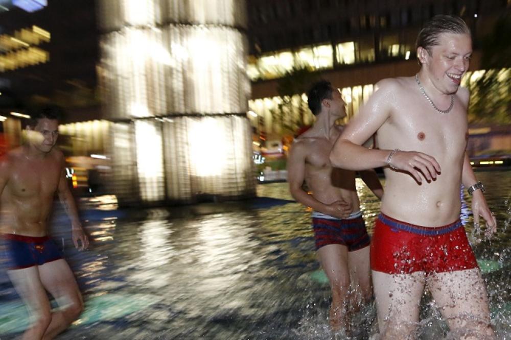 Uzori im Veljko i Anastasija: Policija prekinula slavlje maturanata u Lebanu, oko fontane trčali - goli!