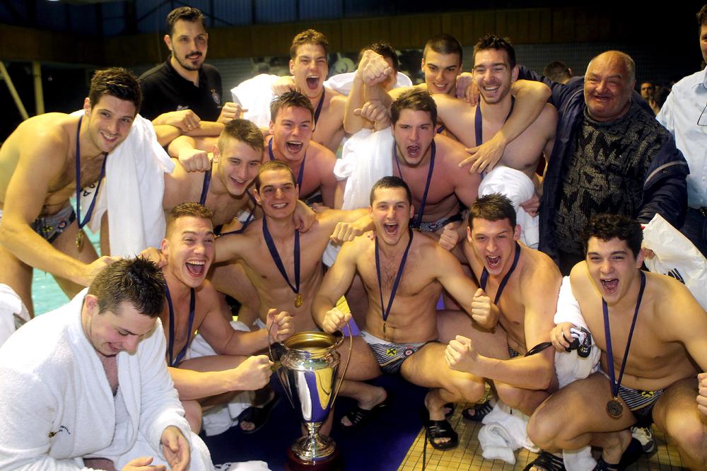 Vatrpolisti Partizana slavili titulu uz poruku: Cigani smrde, puni k***u! (FOTO)