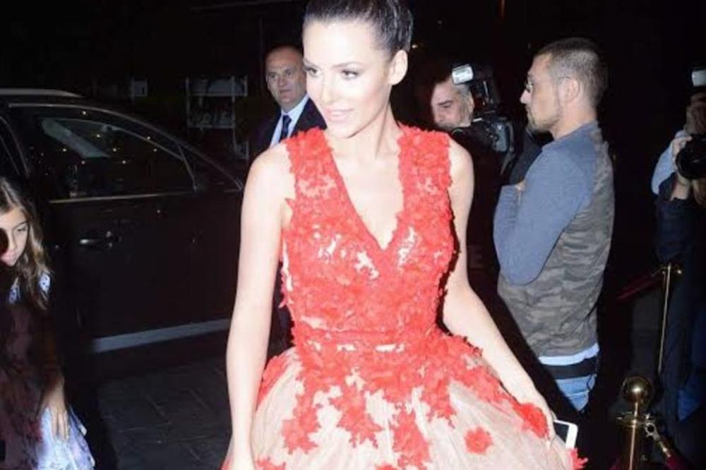 Pogledajte kako je Anastasija ugasila svećice i presekla tortu! (VIDEO)