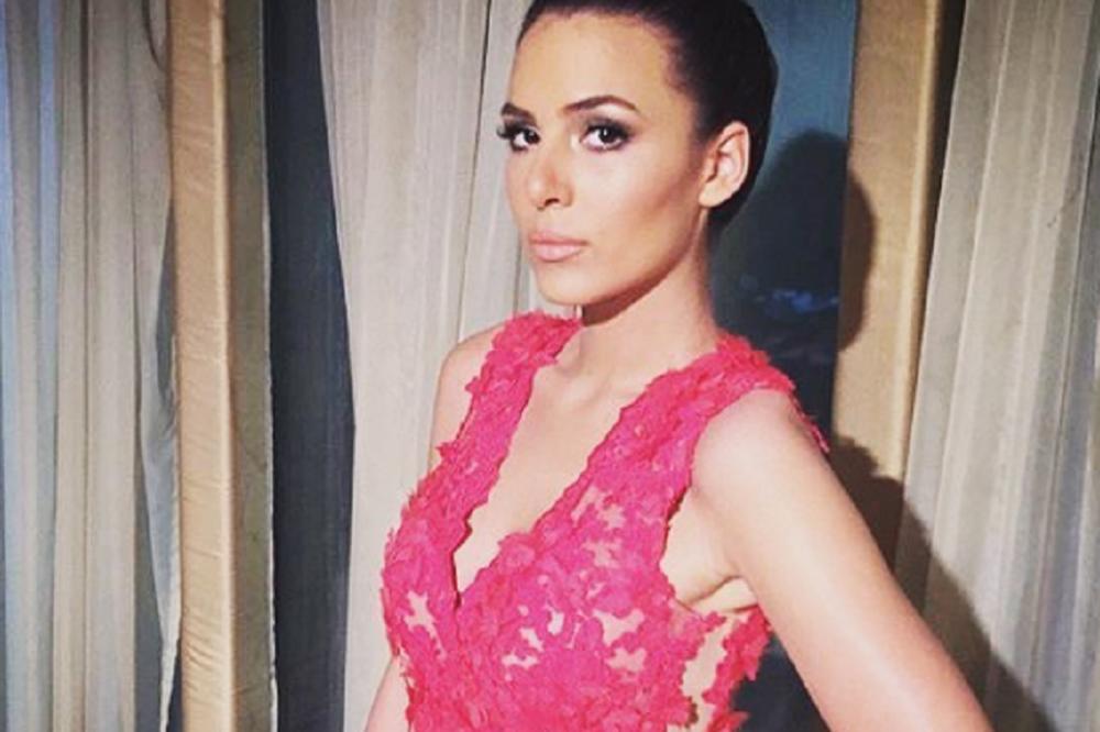 Prepreseksi Anastasija: Može li kraće? Prvom haljinom je oduševila, ali frajeri su pobenavili tek na drugu!