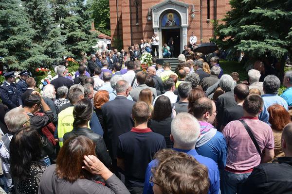 Gužva na Novom groblju! Kinezi, pola Beograda i pola estrade na oproštaju od Valtera!