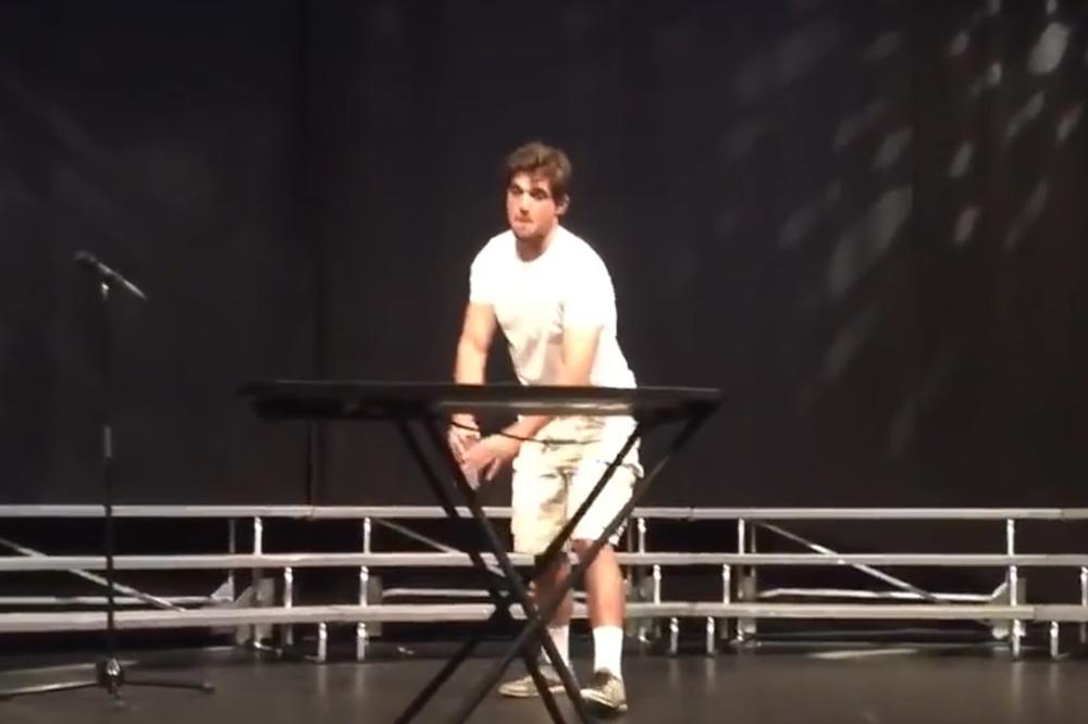 Bacio je sve u trans svojim trikom, za koji ne znamo da li je glup ili genijalan (VIDEO)