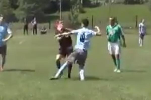 Razjareni rumunski fudbaler pesničio sudiju u glavu nezadovoljan njegovim odlukama! (VIDEO)