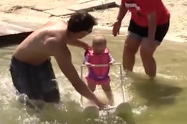 Preslatki bebac star 6 meseci kida kako vozi skije na vodi! (VIDEO)