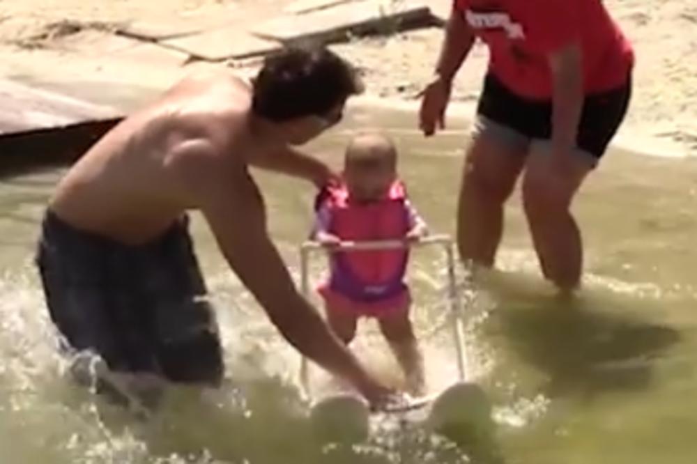 Preslatki bebac star 6 meseci kida kako vozi skije na vodi! (VIDEO)