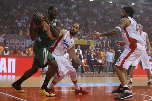 Neprimetni Raduljica gledao sa klupe kako maestralni Spanulis rešava još jedan meč! (VIDEO)