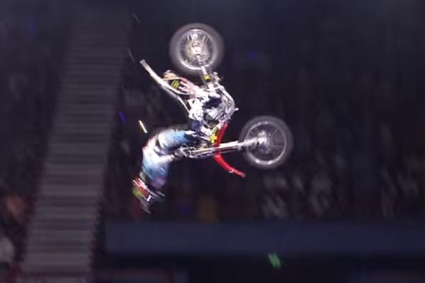 Ovakve vratolomije sa motorima još niko nije izveo (VIDEO)