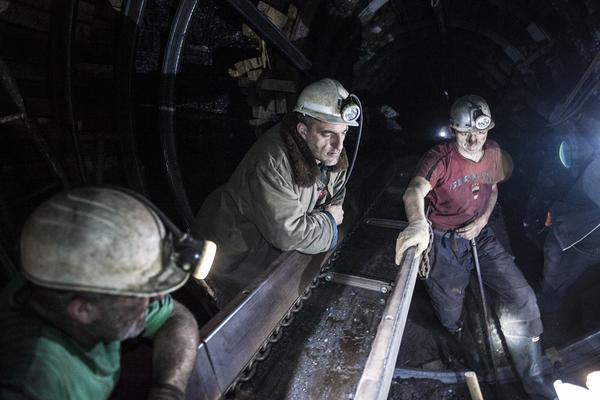 ZATRPANO NAJMANJE 70 RUDARA, ljudi se muče da ih izvuku: Eksplozija u rudniku u Iranu!