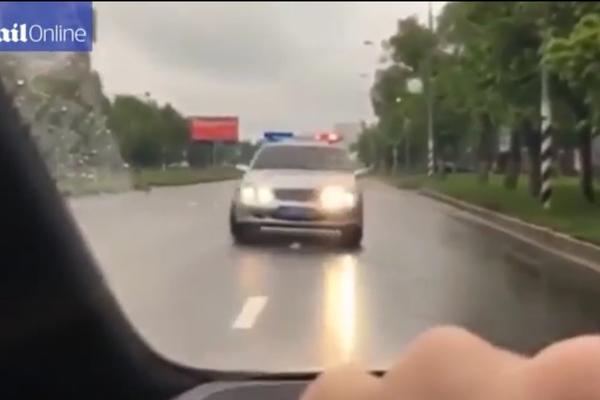 Sin ruskog milijardera bežao od policije i sve prenosio uživo, a kaznili ga sa 67 evra (VIDEO)