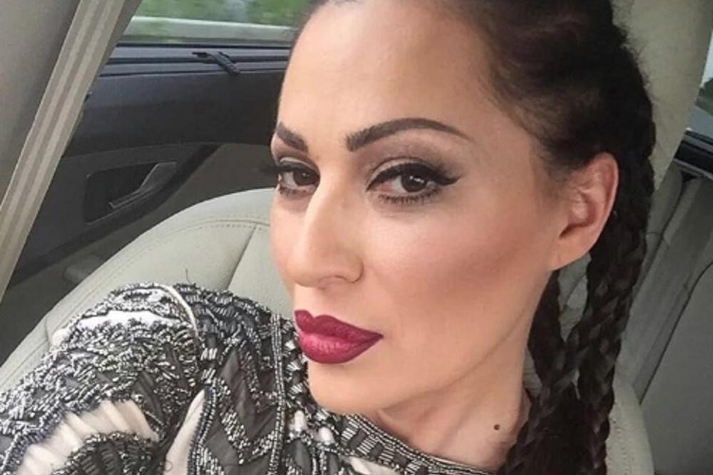 Ceca glumi u bajci o Snežani! Ceca i 11 patuljaka! Koji je njen? (FOTO)