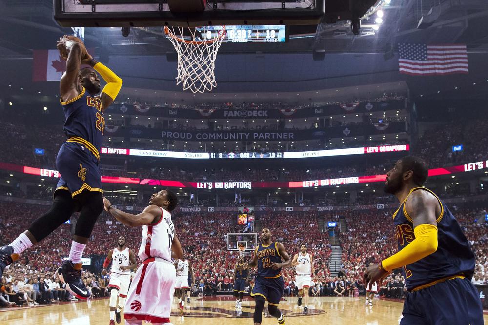 Centar Sakramenta nasmejao planetu do suza, Lebron Džejms pokazao zašto ga zovu KRALJ! (VIDEO)