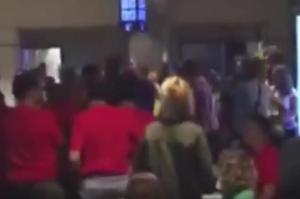 Susret navijača Reala i Atletika na aerodromu nije mogao da prođe bez pesničenja! (VIDEO)