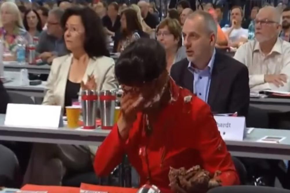 Ala joj je zavalio! Nemačka političarka dobila tortu u lice (VIDEO)