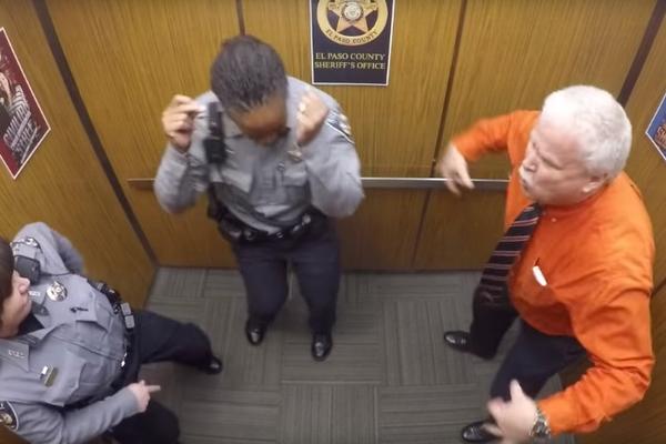 Kad panduri zaigraju: U liftu je krenula omiljena pesma, a onda je nastalo ludilo! (VIDEO)