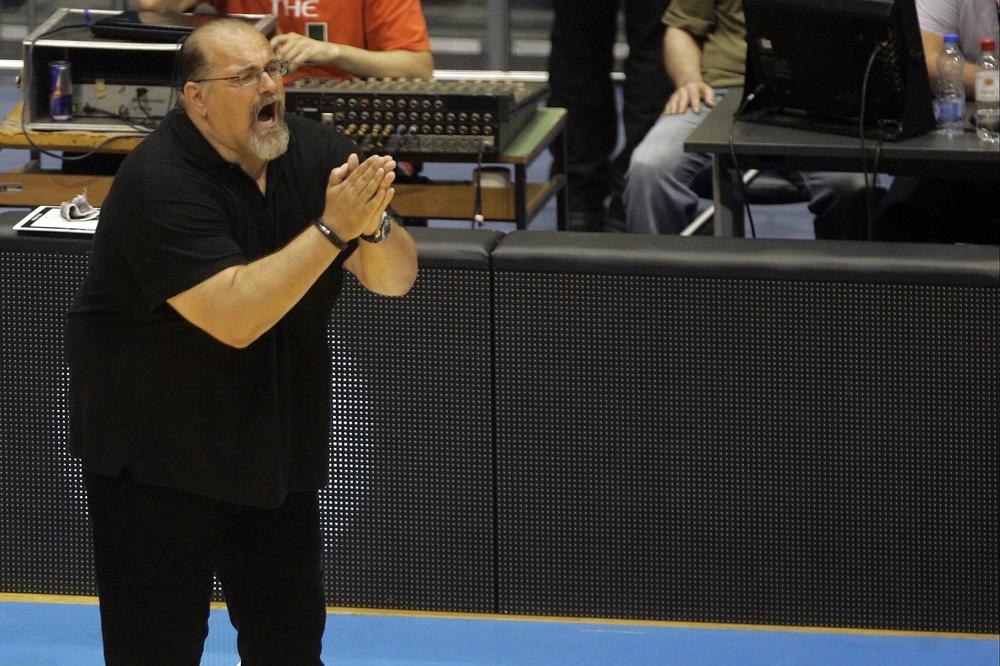 DŽILETA NA TEREN: Košarkaši Partizana toliko vole svog trenera da mu dele idealne lopte! (VIDEO)