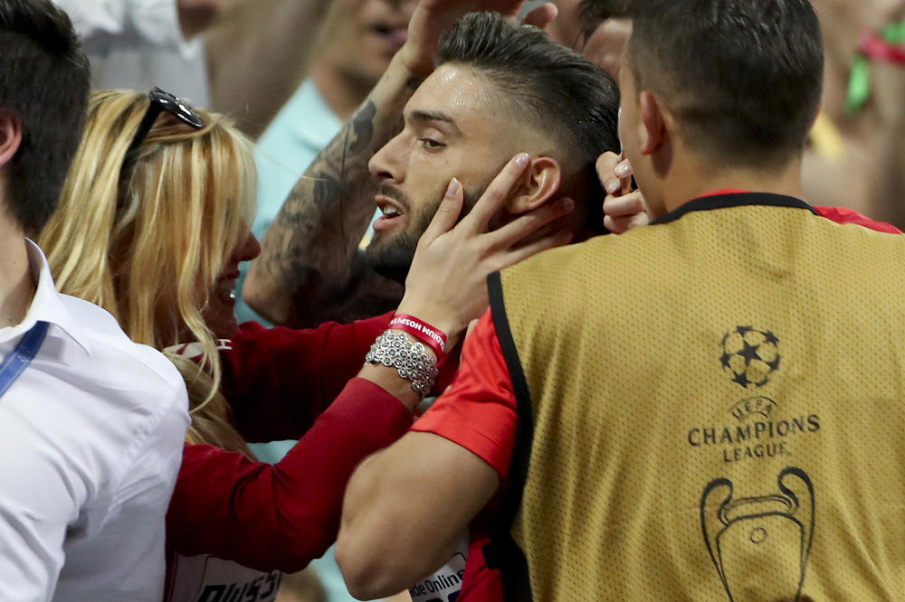 Tako se slavi gol u finalu Lige šampiona: Zalepiš poljubac plavuši iza reklama! (VIDEO)