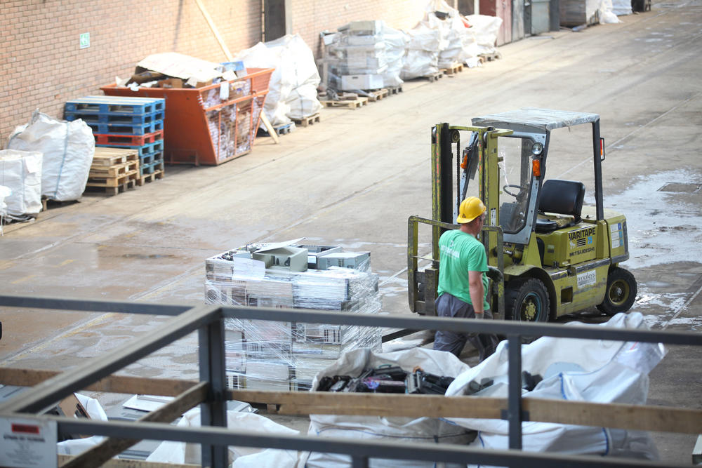 Ilustracija / Nema posla, nema drvene kućice sa pogledom na jezero, nema lampe sa dnevnom svetlošću, nema lososa na šporetu  
