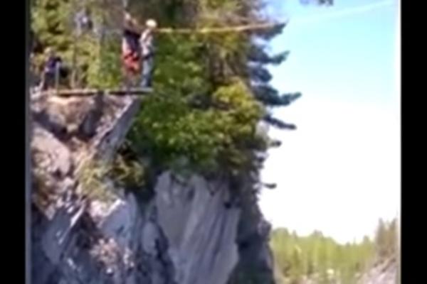 Bandži-džamp u Rusiji pošao po zlu: Devojka zveknula svom snagom u stenu! (VIDEO)