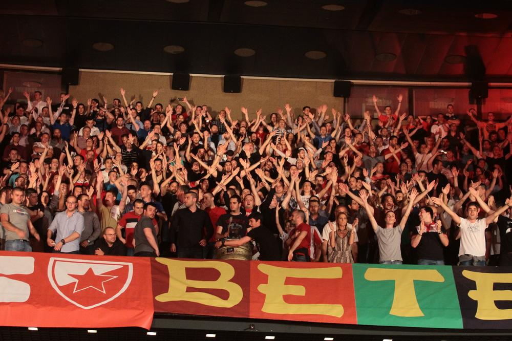 Velika trobojka sa srpskim grbom i pesma Delija: Nek se Marakani vrate slavni dani! (VIDEO)