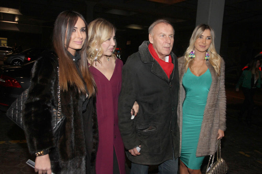 ONA JE BOMBA! DRAGAN DŽAJIĆ IMA DVE ĆERKE LEPOTICE: Stariju znamo svi, a od mlađe BOLI GLAVA!