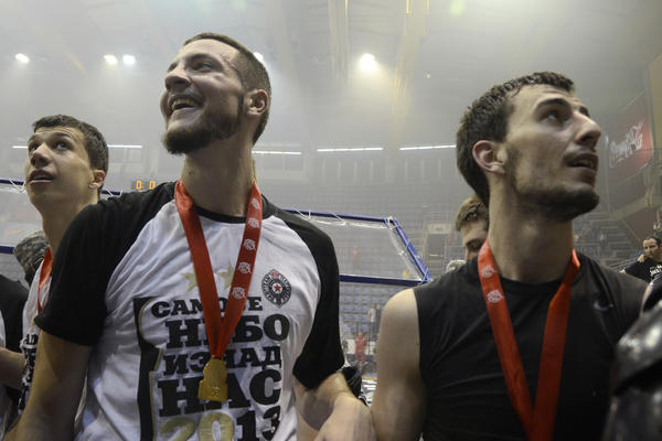 Koliko njih dvojica vole crno-bele: Francuski Srbi dali doprinos izgradnji nove hale! (VIDEO)