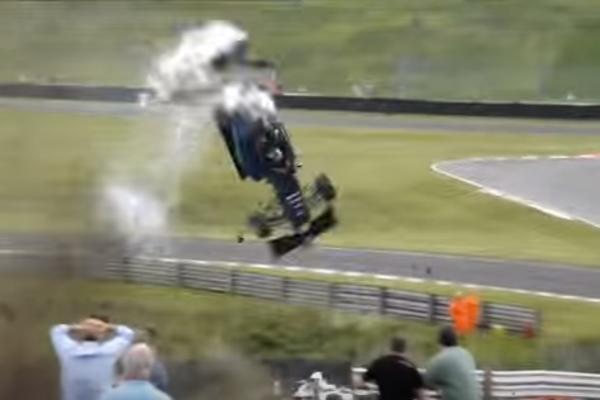 Teška nesreća na trci Formule, indijski vozač umalo izgubio život! (VIDEO)