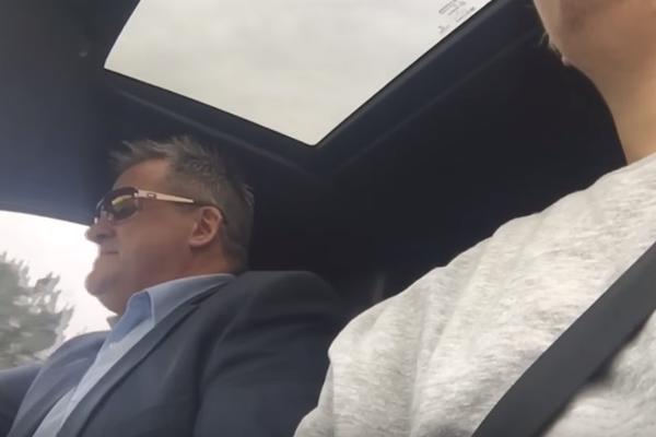 Zatrubi ako si napaljen: Ovaj lik se našalio sa ćaletom, a njegova reakcija je urnebesna! (VIDEO)