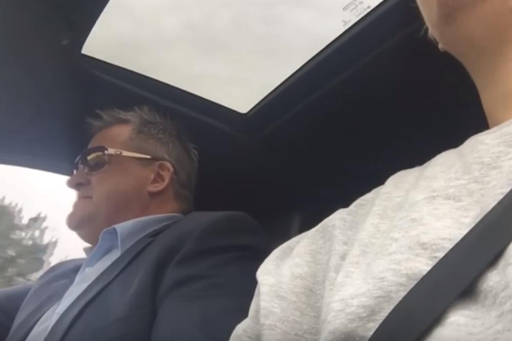 Zatrubi ako si napaljen: Ovaj lik se našalio sa ćaletom, a njegova reakcija je urnebesna! (VIDEO)