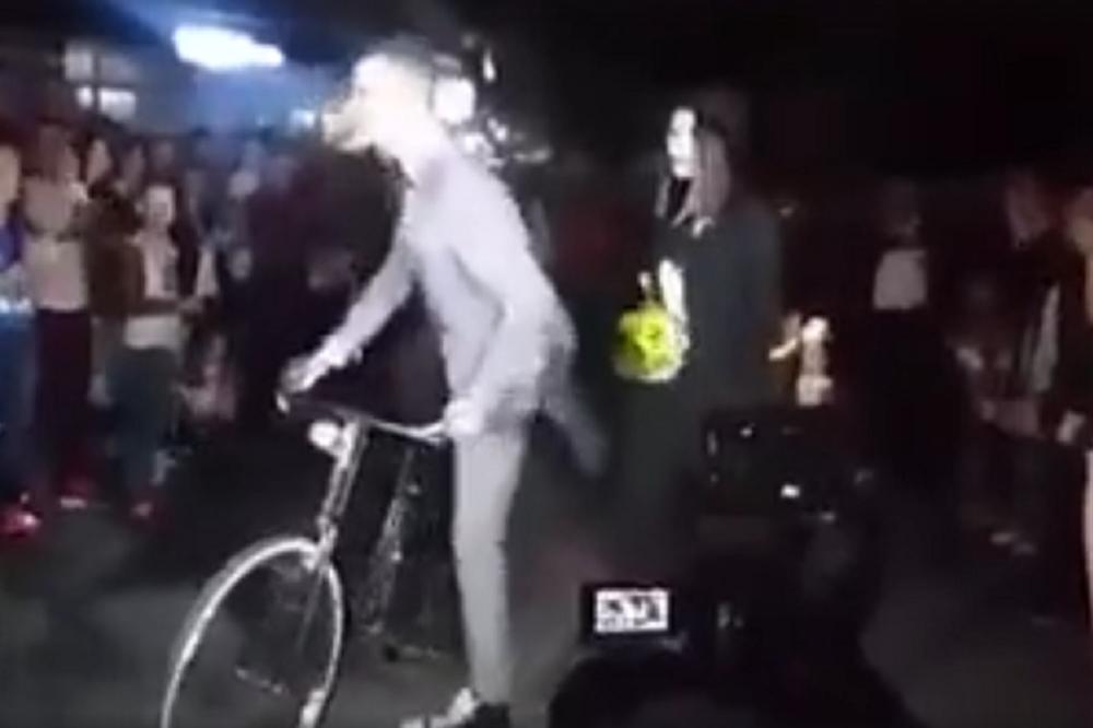 Vidi moje felne: Ono kad si car na maturi jer si došao bajsom (VIDEO)