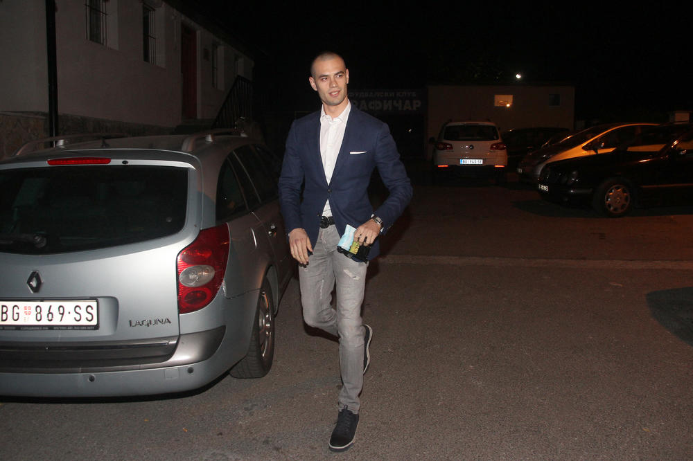 Najjači smo (i pijani): Ova fotka je nastala neposredno pre tuče u Trokaderu i hapšenja Terzića!