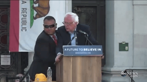 Nije film: Pogledajte kako  američka tajna policija skače na mladića koji je prekinuo govor! (VIDEO)