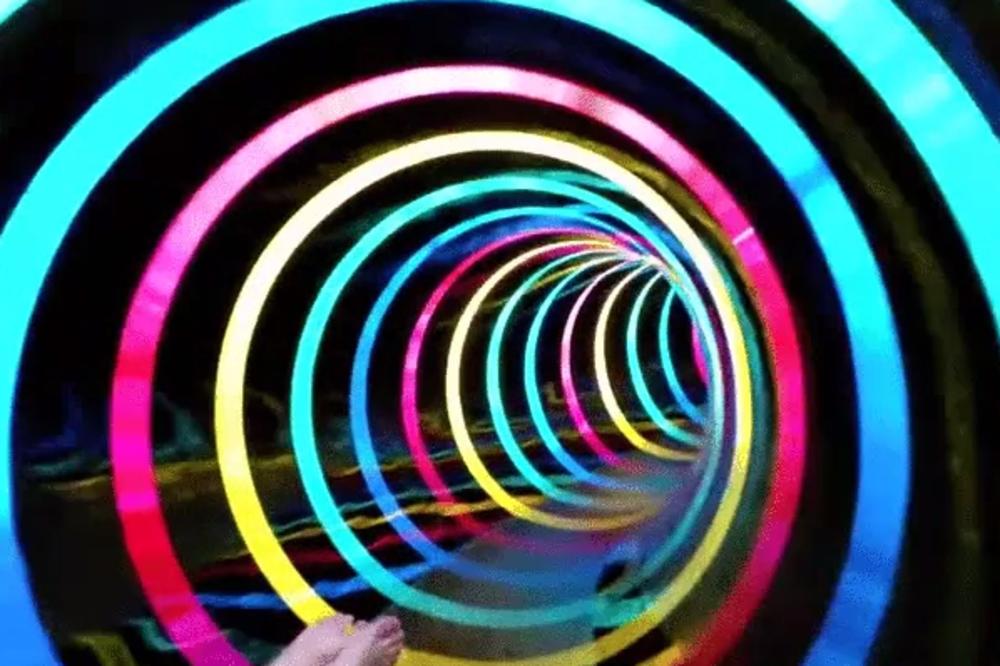 Propali ste kroz crnu rupu? To može da bude zabavna vožnja! (GIF)