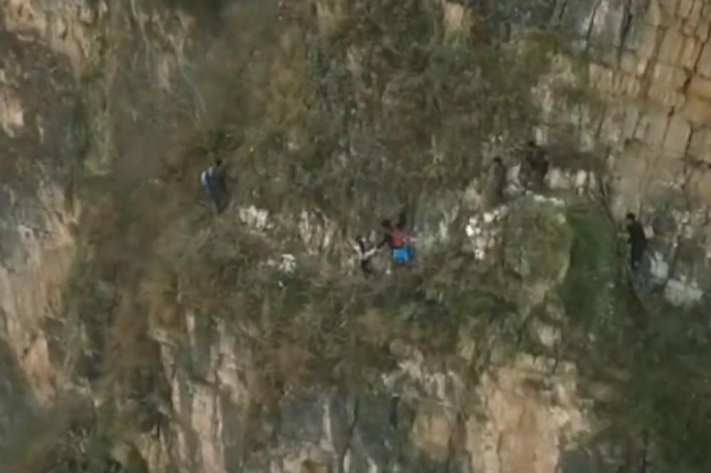 Najopasniji put do škole nalazi se u Kini, i niko normalan ne bi poslao dete ovuda (VIDEO)