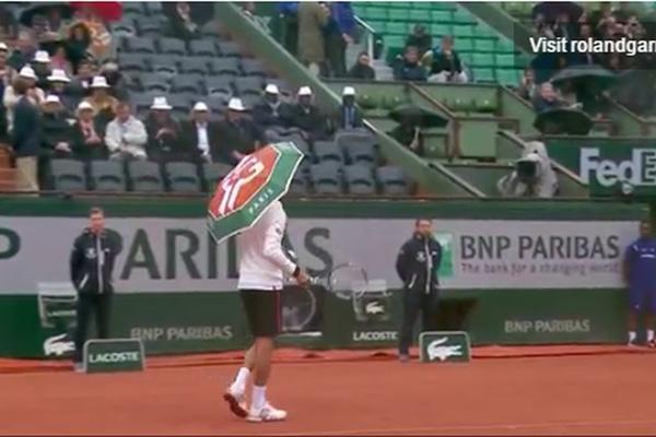 Prijala mu pauza: Đoković pre povratka na teren zabavljao gledaoce! (VIDEO)